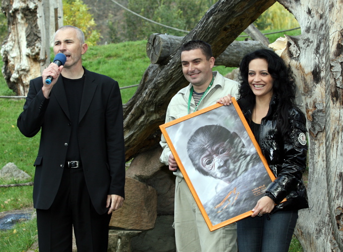 Velkou slávu zažívala pražská zoologická zahrada například díky rodině goril, které se staly oblíbenými mediálními hvězdami. Jejich patronkou byla také zpěvačka Lucie Bílá.