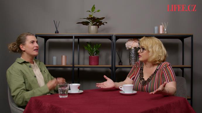 Johy dnes bojuje za práva lesbiček a gayů, kteří se rozhodnou registrovat, mít svatbu a děti.