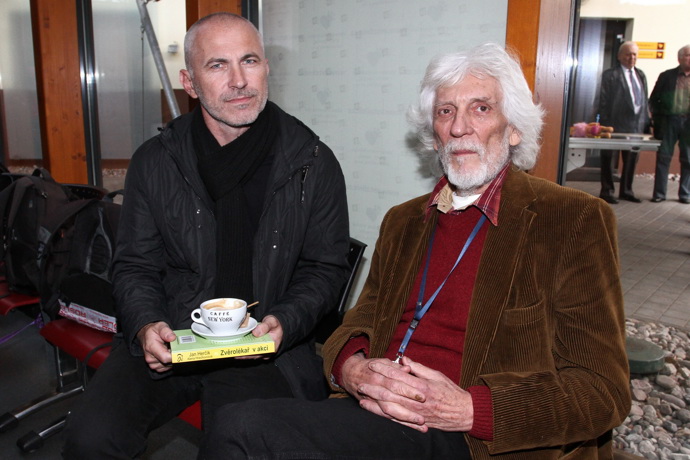 Petr Fejk udržoval dobré vztahy s velkým množstvím známých tváří, které zoo rády navštěvovaly. Na snímku se skladatelem Petrem Hapkou.