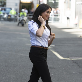 Preferuje přitom vyšší pas a blůzku elegantně zastrčenou.
