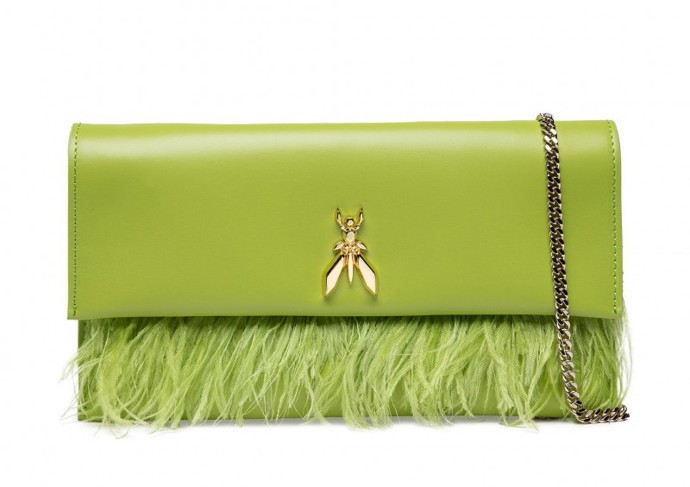 Malým psaníčkem ve výrazném zeleném odstínů povznesete každý outfit. PATRIZIA PEPE, 6798 Kč