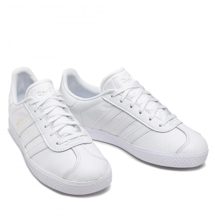 Ikonické bílé tenisky. Adidas, 999 Kč