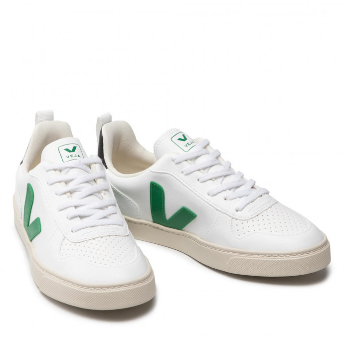 Sneakersy v bílé barvě se zeleným detailem. VEJA, 2827 Kč