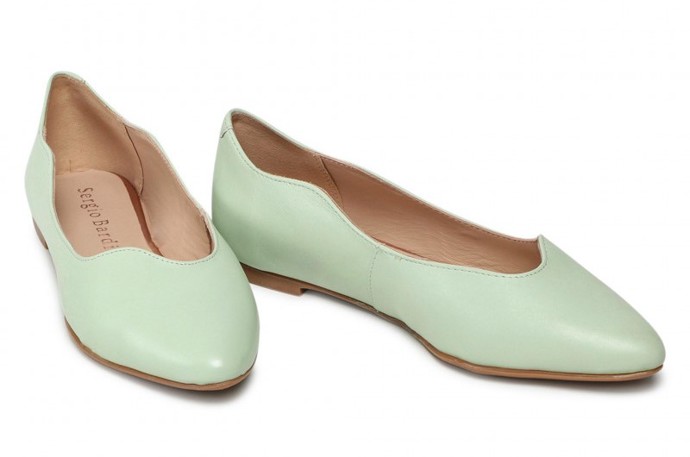 Elegantní zelené baleríny do špičky, které využijete především během dlouhých procházek po kolonádě. SERGIO BARDI, 879 Kč