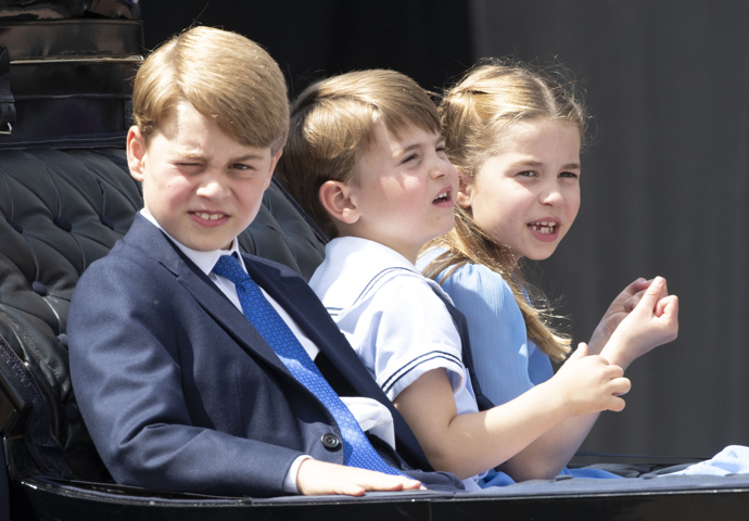 Zleva: Osmiletý George, tříletý Louis a sedmiletá Charlotte