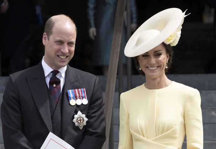 Princ William v průběhu let o svou bujnou kštici přichází. 