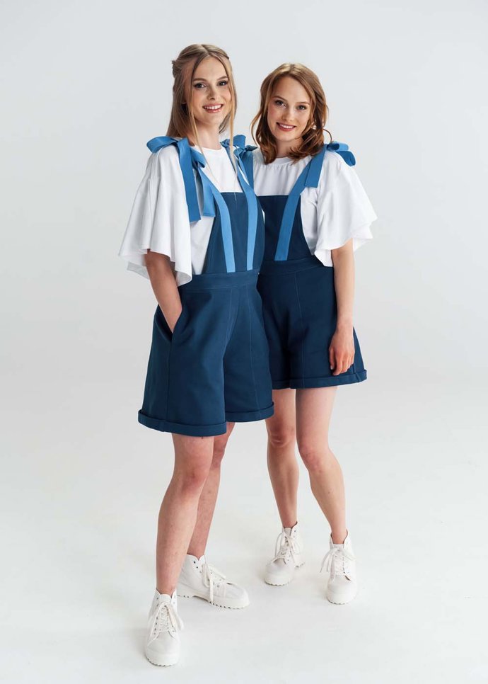 Modré lacláče pomalu a lokálně vyrobené z bavlněného materiálu podobného džínovině, který byl vyroben přímo na míru. LACL, 2690 Kč