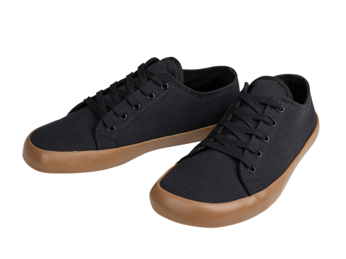 Konopné barefoot tenisky v černém designu. BOHEMPIA, 2700 Kč