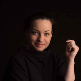 Herečka a zpěvačka Radka Coufalová se kromě divadla věnuje také vytváření něžných sošek žen a dívek.