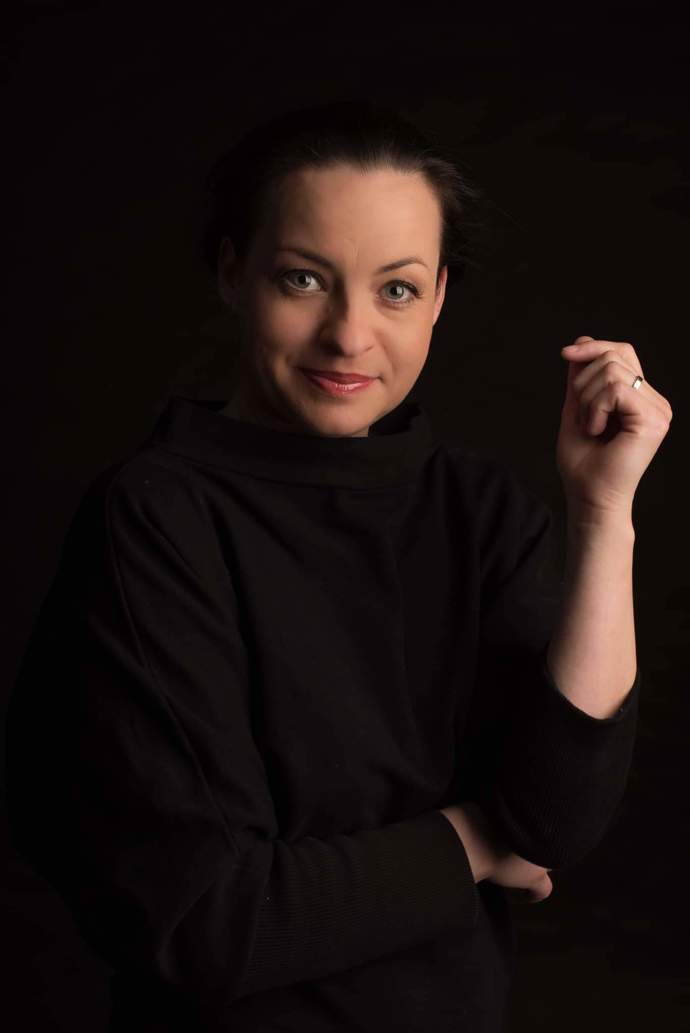 Herečka a zpěvačka Radka Coufalová se kromě divadla věnuje také vytváření něžných sošek žen a dívek.