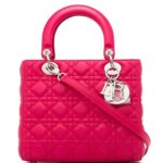 Sytě růžová prošívaná kabelka. DIOR, FARFETCH.COM, 129 000 Kč