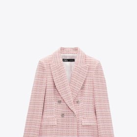 Sako s klopami do špičky a dlouhým rukávem s ramenními vycpávkami. ZARA, 1 339 Kč. 