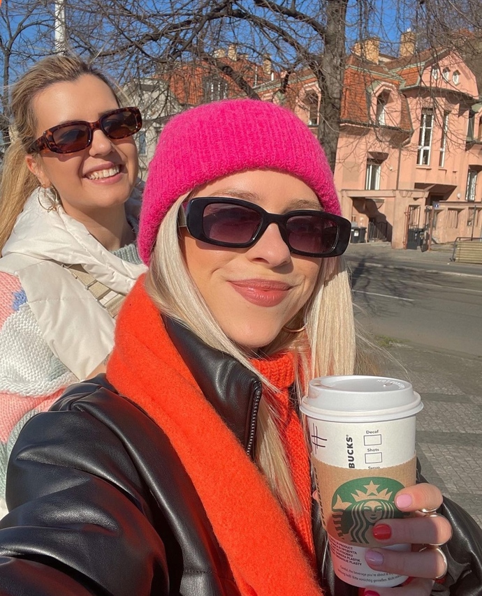 S kamarádkou Helenou Navrátilovou mají úspěšný podcast s názvem Sarkastický kafe. 