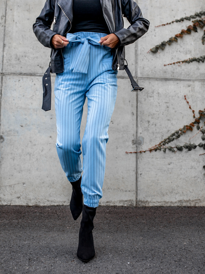 Světle modré pruhované kalhoty s vyšším pasem. Erika FASHION, 710 Kč