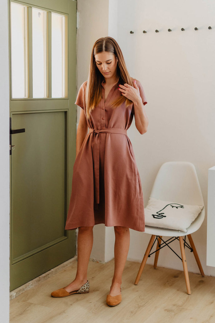 Starorůžové košilové šaty z tencelu. ONE VILLAGE, 3090 Kč