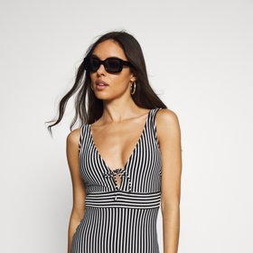 Černobílé jednodílné plavky. s.Oliver, 1440 Kč