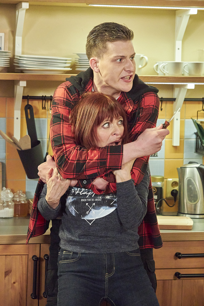 Proto se Anička stala obětí Ričiho útoku s nožem. A téměř to dopadlo velice špatně. 