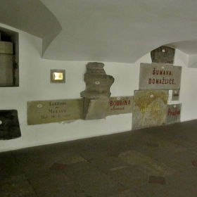 Původně měl být dovezen z hory Říp, postupně se ale byly přivezeny další kameny z Blaníku, Radhoště či Vyšehradu.