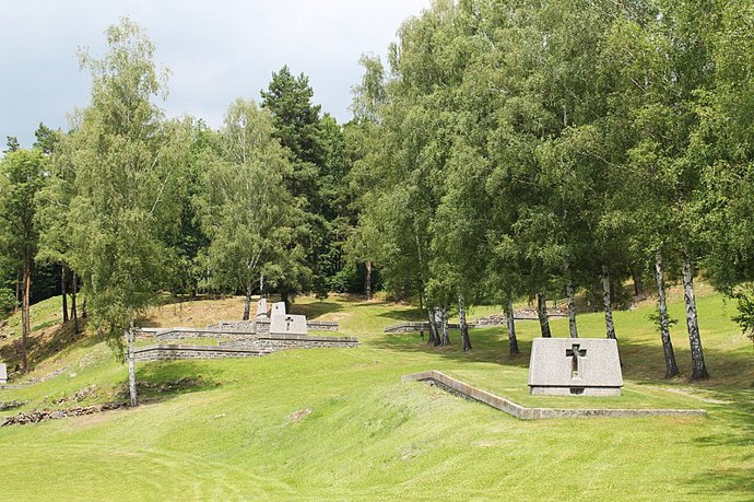 Na místě tragédie vznikly v Ležácích pomníky, takzvané hrobodomy.