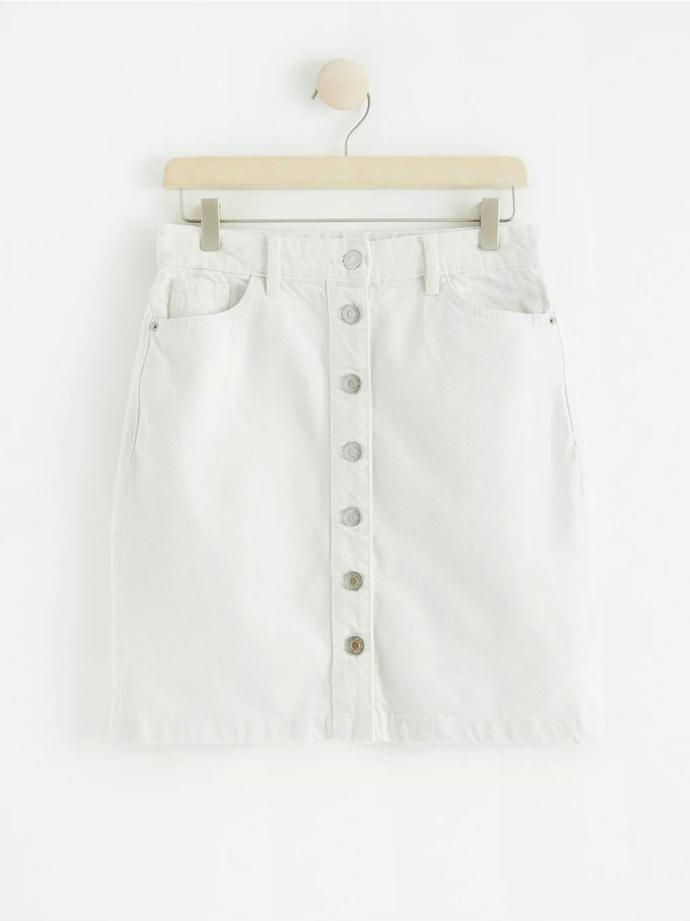 Bílá džínová sukně s knoflíky. Lindex, 799 Kč