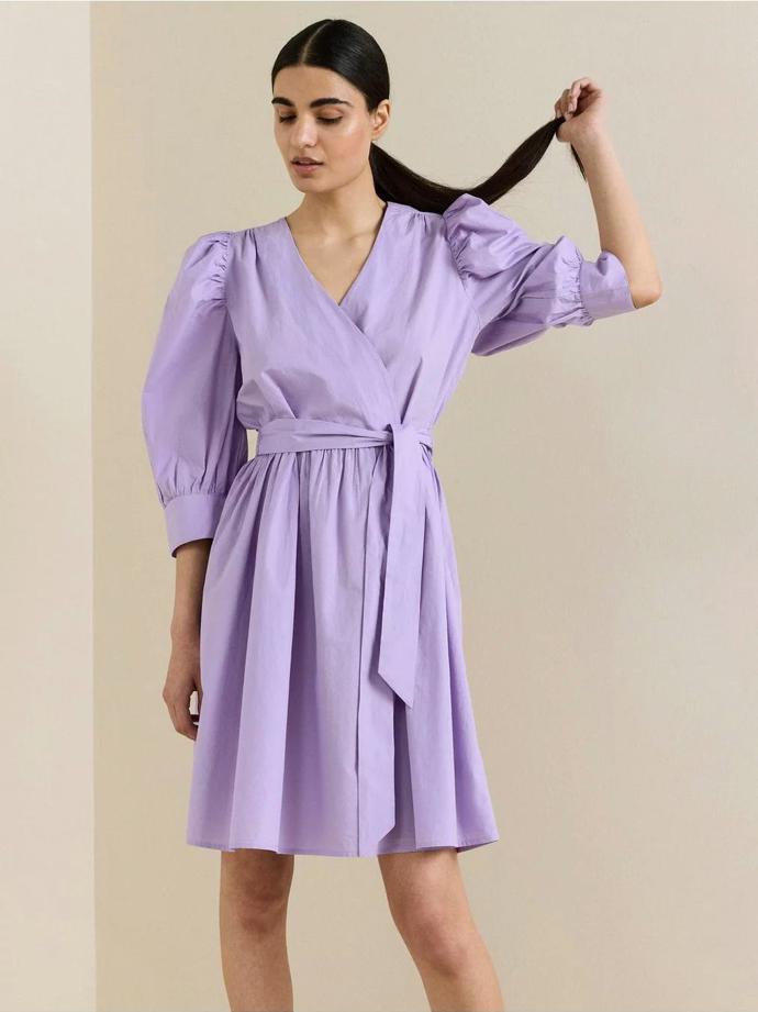 Lila šaty s nabíranými rukávy. Lindex, 1299 Kč