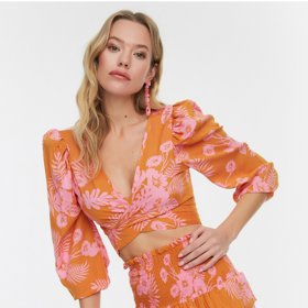 Sada dámské vzorované halenky a volánkové sukně v oranžové barvě. Trendyol, 699 Kč