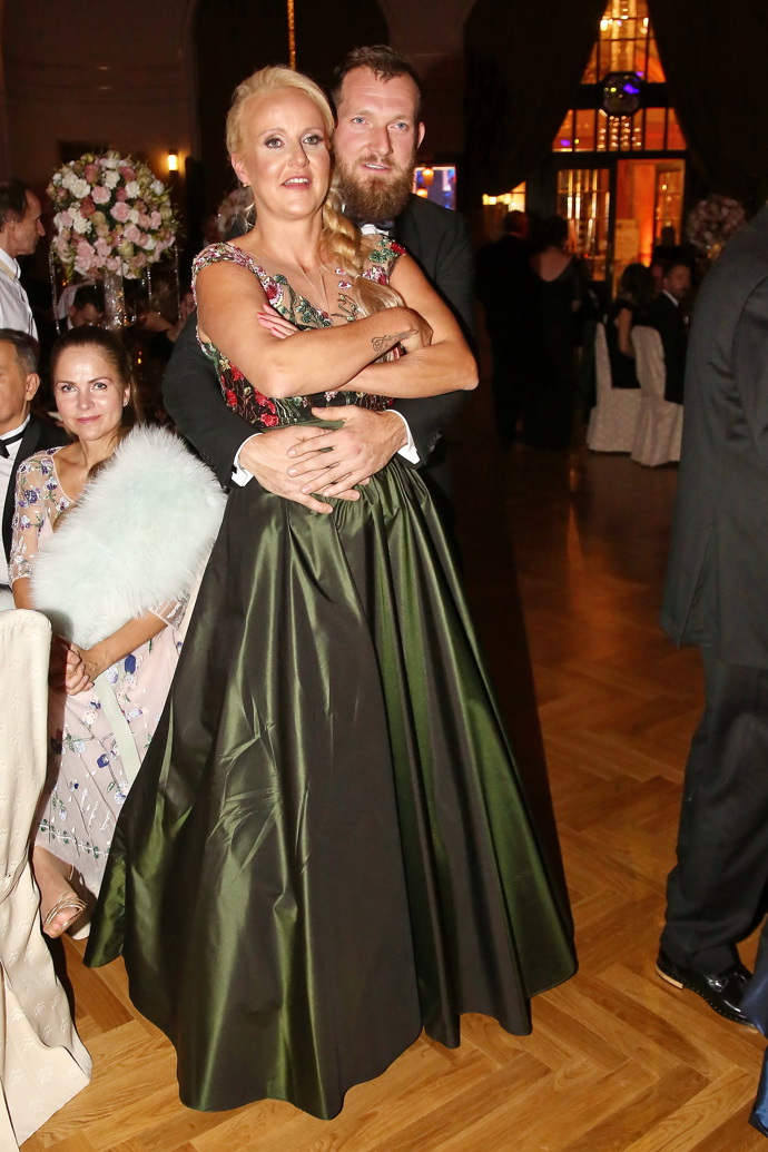 Se současných manželem Josefem chodí do společnosti sporadicky. Ne že by nechtěla, ale Josef dává přednost přírodě a cestování. 