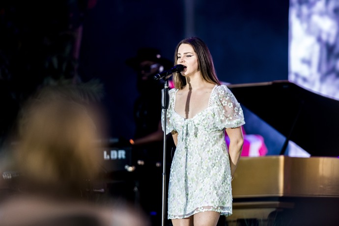 Takto to Laně slušelo na jednom z jejích koncertů. 