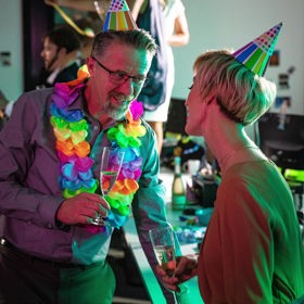 Realitní makléř Zdeněk (Jiří Langmajer) flirtuje na večírku s mladou kolegyní Karolínou (Bára Poláková). Ta se snaží s manželem otěhotnět, ale on ji podvádí, takže doma nemá na sex chuť.