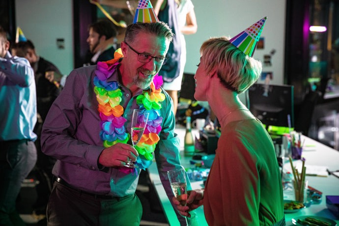 Realitní makléř Zdeněk (Jiří Langmajer) flirtuje na večírku s mladou kolegyní Karolínou (Bára Poláková). Ta se snaží s manželem otěhotnět, ale on ji podvádí, takže doma nemá na sex chuť.