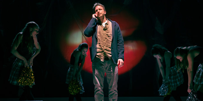 „Písničkář Karel Krajíček dosáhl středního věku a diví se, kam se ztratilo jeho mládí, sláva, radost ze života a teď dokonce i kolo z garáže. Smiřuje se s tím, že mládí mu nikdo nevrátí, a o to víc chce zpátky alespoň kolo," uvádí anotace Klusova muzikálu.