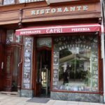 Restaurace Capri uprostřed hlavní promenády směrem ke Grandhotelu Pupp láká už od vchodu na známé tváře, které sem zavítaly.