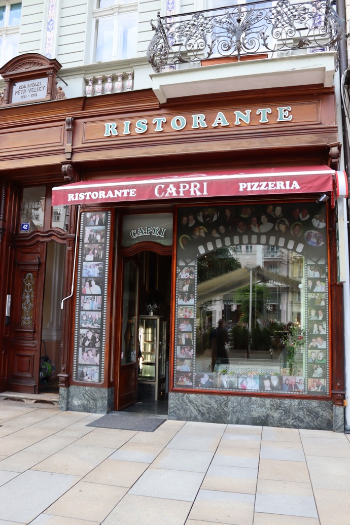 Restaurace Capri uprostřed hlavní promenády směrem ke Grandhotelu Pupp láká už od vchodu na známé tváře, které sem zavítaly.
