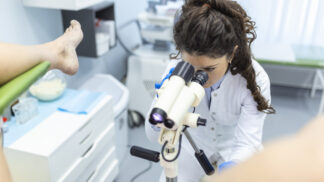 Rakovina děložního čípku: Probíhá bezpříznakově, když se objeví komplikace, bývá už pozdě, říká lékař