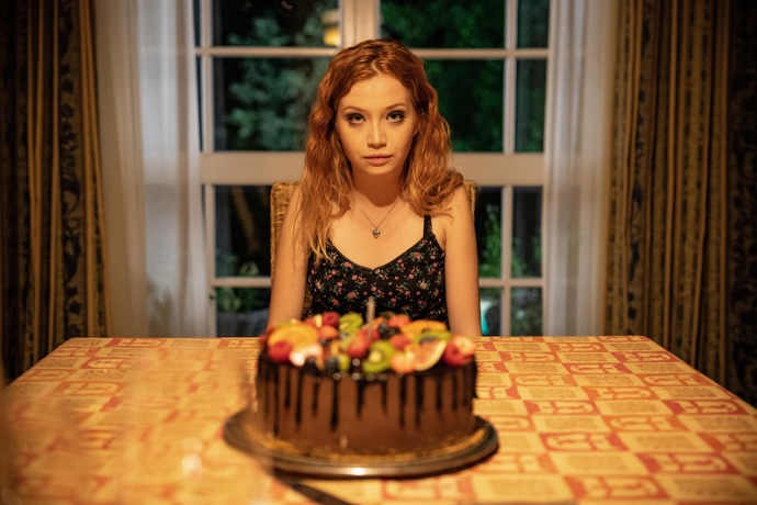 Jeho patnáctiletá dcera Nikola (Denisa Biskupová) má pocit, že žije ve zlaté kleci.