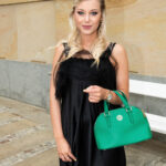 Redaktorka Dana Klementová vyrazila do Karlových Varů v černých saténových šatech s tylovým zdobením v horní části z dílny módní návrhářky Martiny Pipkové, které doplnila o zelenou kabelku DKNY. 