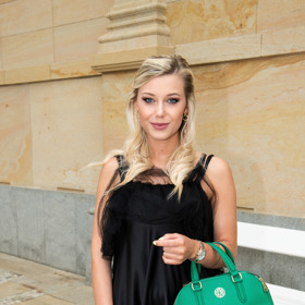 Redaktorka Dana Klementová vyrazila do Karlových Varů v černých saténových šatech s tylovým zdobením v horní části z dílny módní návrhářky Martiny Pipkové, které doplnila o zelenou kabelku DKNY. 