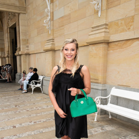 K celému outfitu obula zlaté páskové sandálky na vyšším podpatku. 