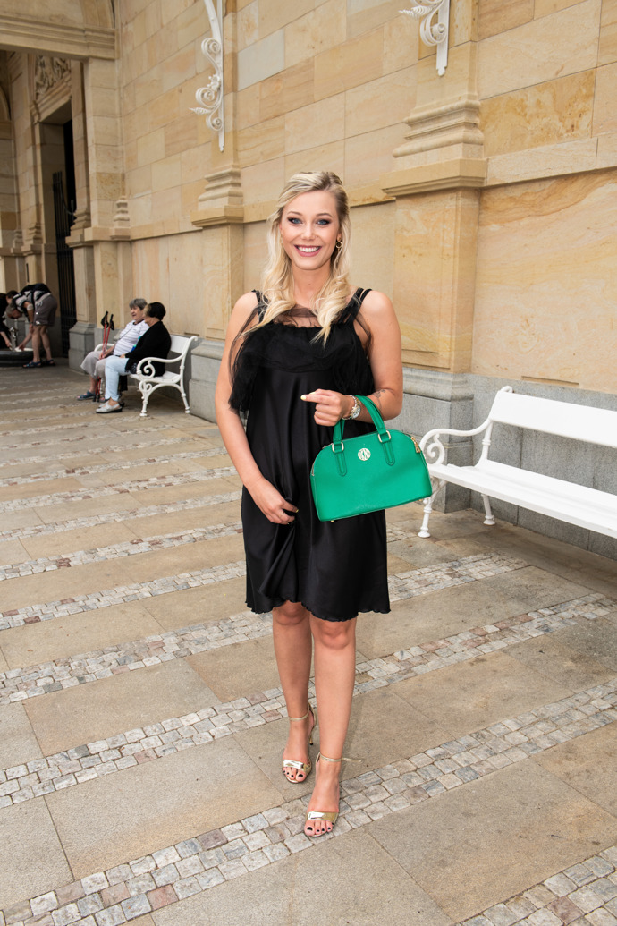 K celému outfitu obula zlaté páskové sandálky na vyšším podpatku. 