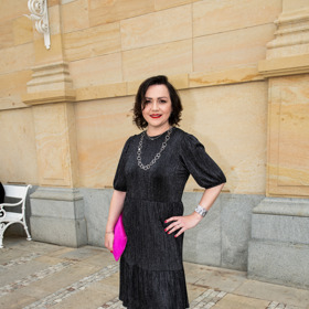 Šéfredaktorka Markéta Behinová oblékla stříbrno-černé blyštivé šaty Uterqüe, jež doplnila růžovým psaníčkem Bree, elegantními botami na vysokém podpatku s otevřenou špičkou a výraznými doplňky. 