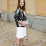 Redaktorka Veronika Nováková dala přednost elegantním bílým šatům od návrhářky Beaty Rajské, přes které oblékla metalického bombera značky Fashion M&M. Jako doplňky zvolila stříbrné psaníčko a šedé baleríny do špičky.