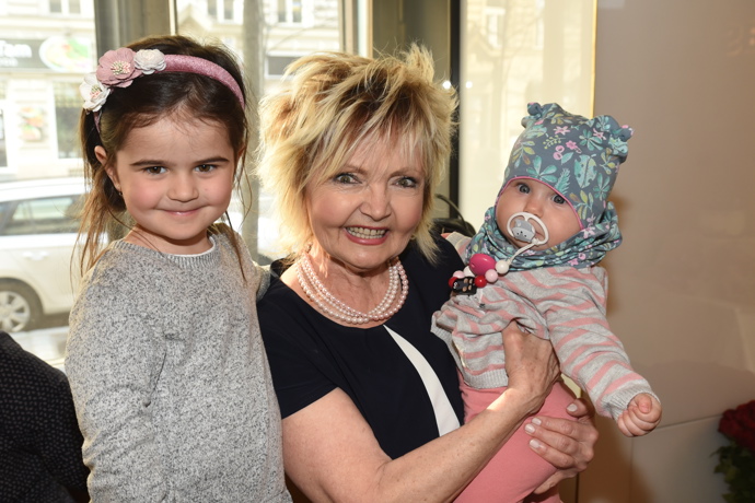 Kromě vnučky Alžbětky má Eva Hrušková také od snachy Libušky Rohlíčkové (dříve Vojtkové), vnučku Elinku.