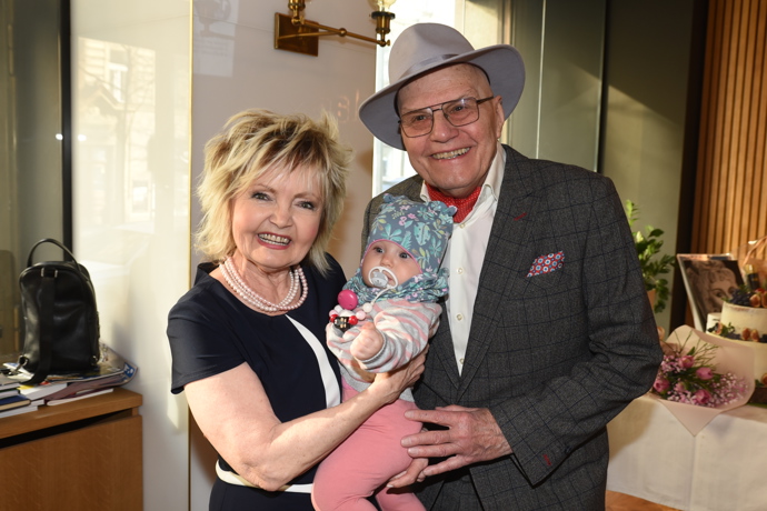 Herecký pár Eva Hrušková a Jan Přeučil se radují z vnučky Alžbětky.