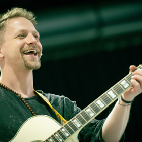 Tomáš Klus v rozhovoru říká, že on sám se před lety rozhodl přestat létat letadlem a je rád, pokud plastové pet lahve najdou také jiné využití, než abychom o ně zakopávali na procházkách lesem.