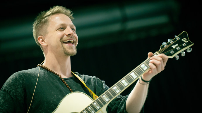 Tomáš Klus v rozhovoru říká, že on sám se před lety rozhodl přestat létat letadlem a je rád, pokud plastové pet lahve najdou také jiné využití, než abychom o ně zakopávali na procházkách lesem.