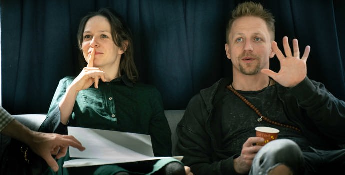 Hlavní milostnou dvojici tvoří Tomáš Klus s herečkou Veronikou Khek Kubařovou.