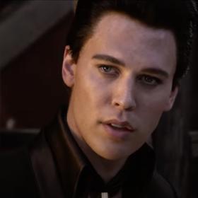 Elvise si ve stejnojmenném filmu zahrál méně známý americký herec Austin Butler, kterého jsme viděli snad jen v seriálech Záměna a Letopisy rodu Shannara.