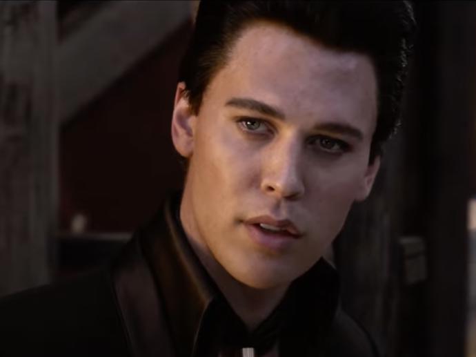 Elvise si ve stejnojmenném filmu zahrál méně známý americký herec Austin Butler, kterého jsme viděli snad jen v seriálech Záměna a Letopisy rodu Shannara.