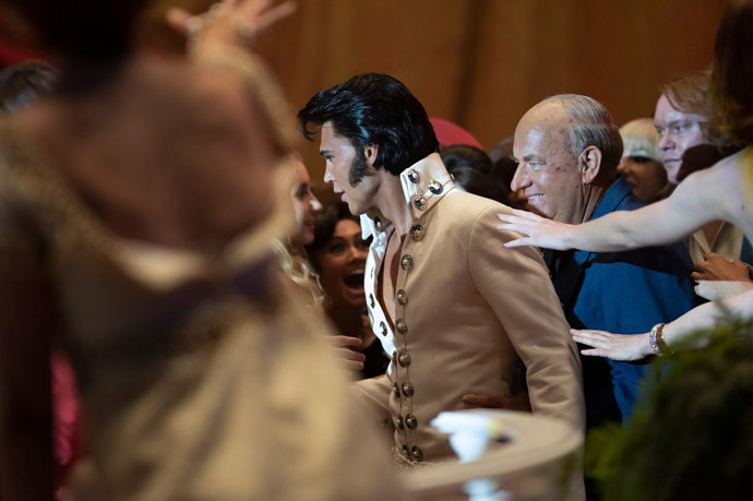 Tady je v obležení fanoušků filmový Elvis v podání Austina Butlera.