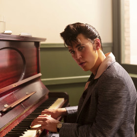 Elvis: Jedna z největších hudebních ikon 20. století se dočkala nové filmové biografie. Snímek natočil australský režisér Baz Luhrmann, který má za sebou snímky jako Romeo a Julie (1996), Moulin Rouge! (2001) a Velký Gatsby (2013).